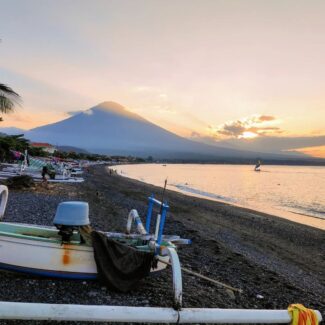 Matahari tenggelam di balik Gunung Agung