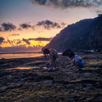 Matahari tenggelam di Pantai Tanah Barak